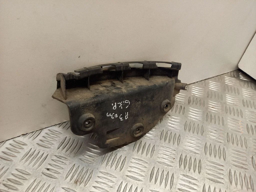 Rear bumper mounting bracket 8P3807393