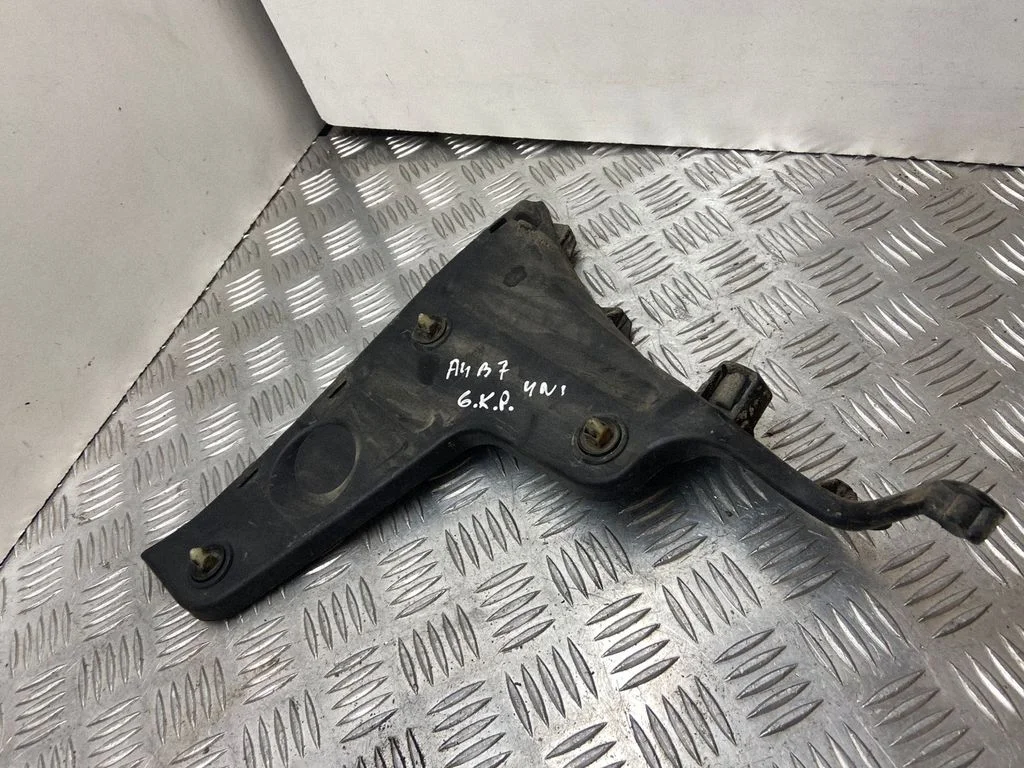 Rear bumper mounting bracket 8E9807453A