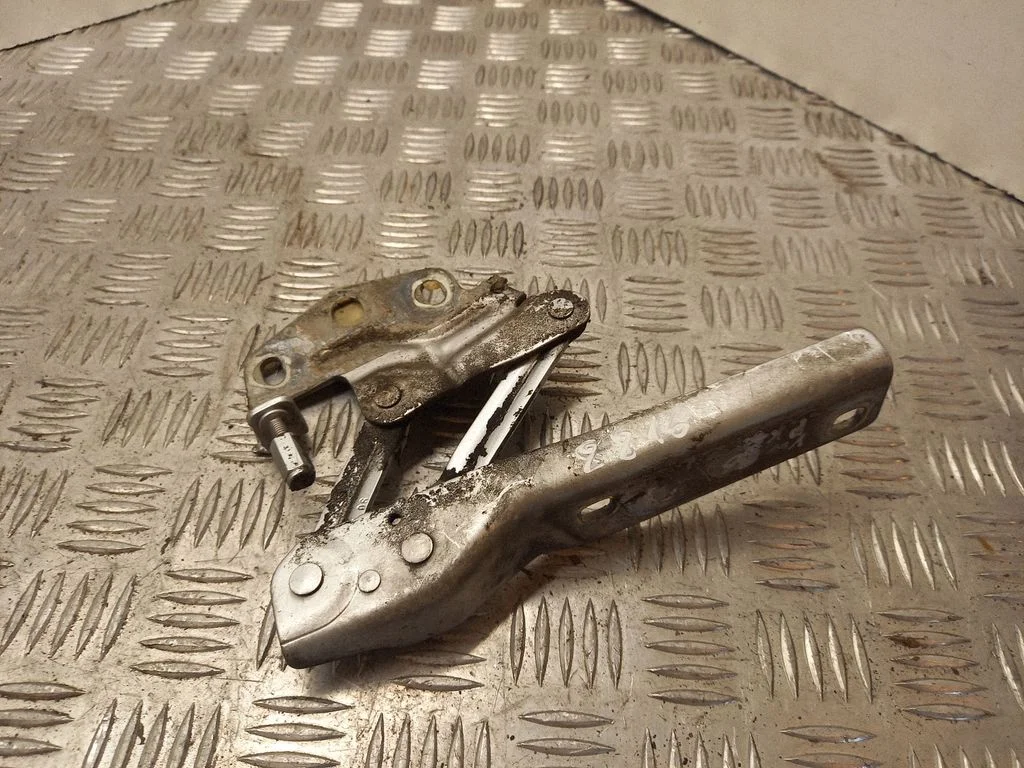 Engine bonnet/hood hinges 3C0823301D