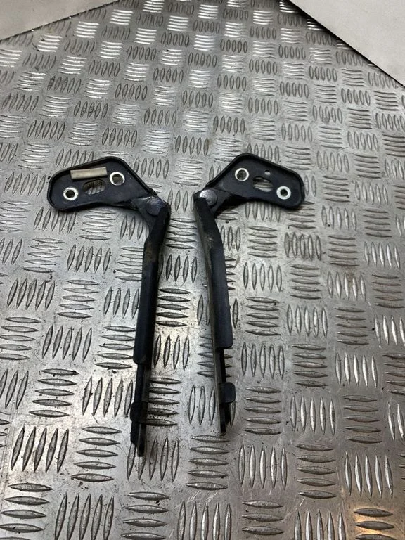 Engine bonnet/hood hinges