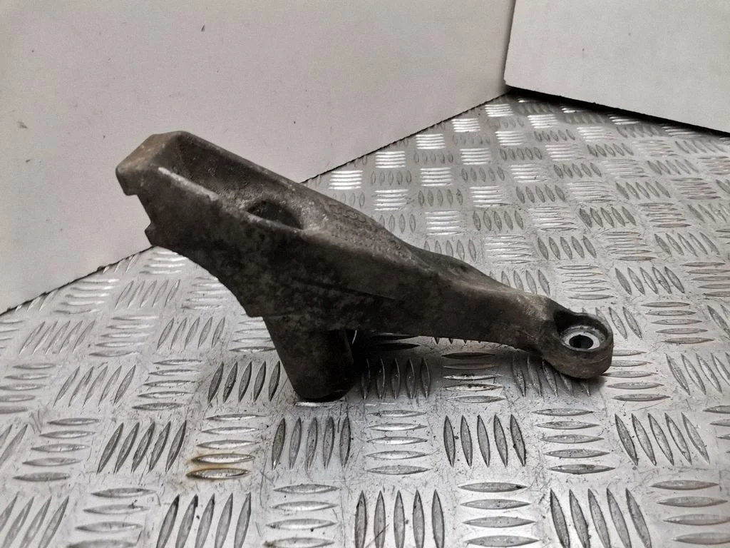 Engine mounting bracket – Audi A4 S4 B7 8E 8H (2005-2008)