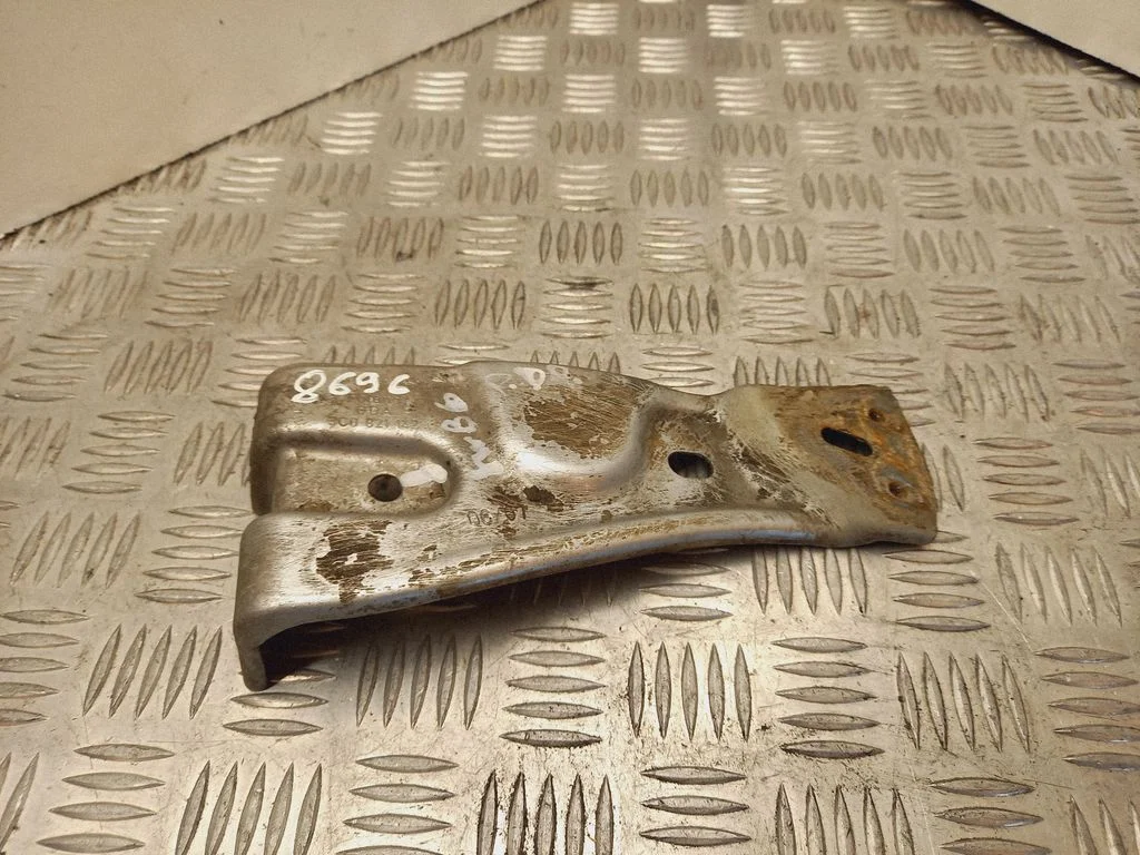 Fender mounting bracket – Volkswagen Passat B6 (2005-2010)