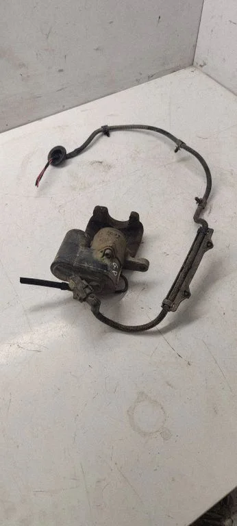 Rear brake caliper – rear right
