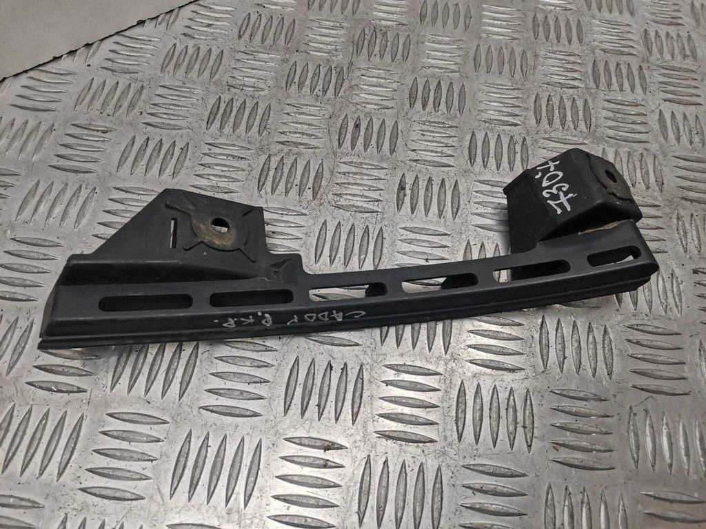 Esistange kinnitusklamber – Volkswagen Caddy (2004-2010)