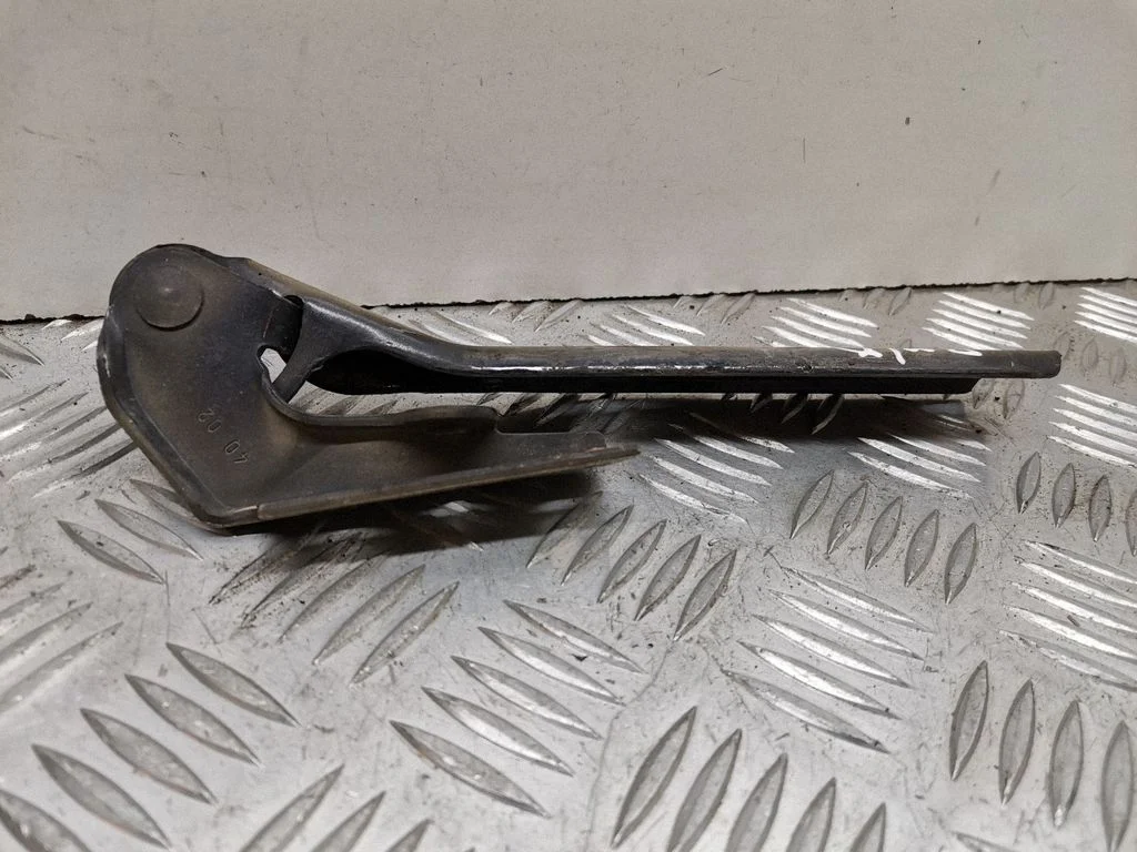 Engine bonnet/hood hinges 3B0823302A