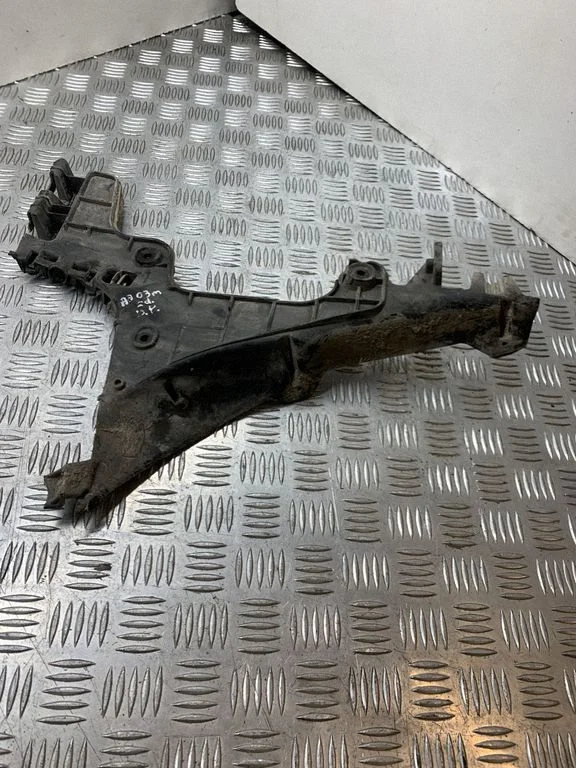 Rear bumper mounting bracket 8P3807378B