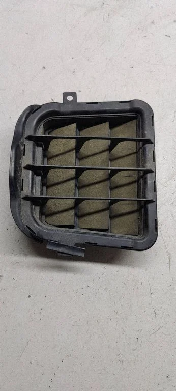 Quarter panel pressure vent 8k0819181b
