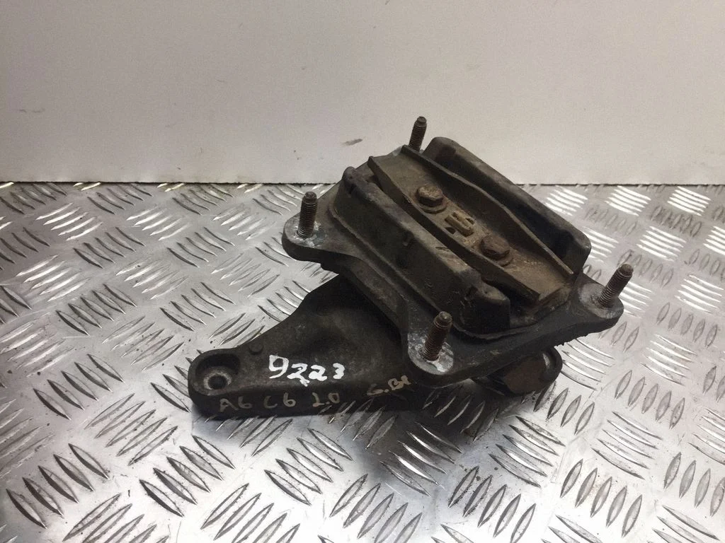 Gearbox mounting bracket