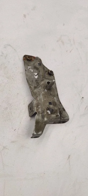 Fender mounting bracket 8P0821135