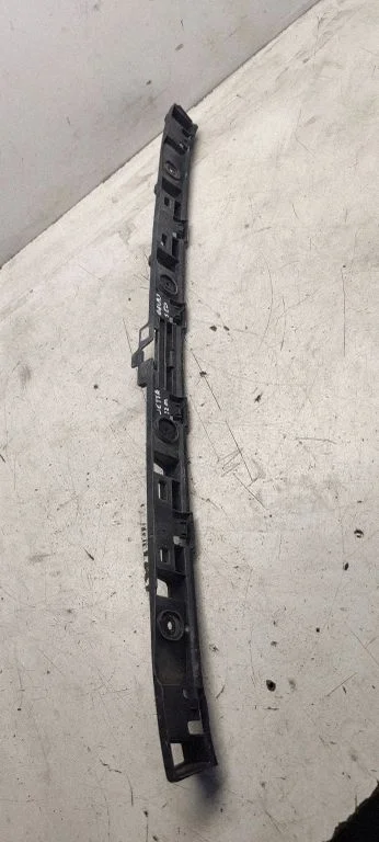 Rear bumper mounting bracket 5c6807863
