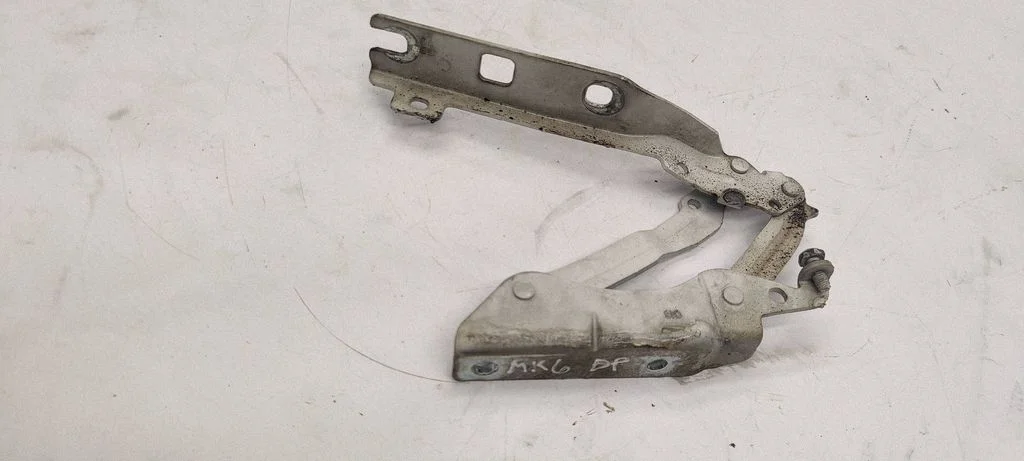 Engine bonnet/hood hinges 5K0823302B