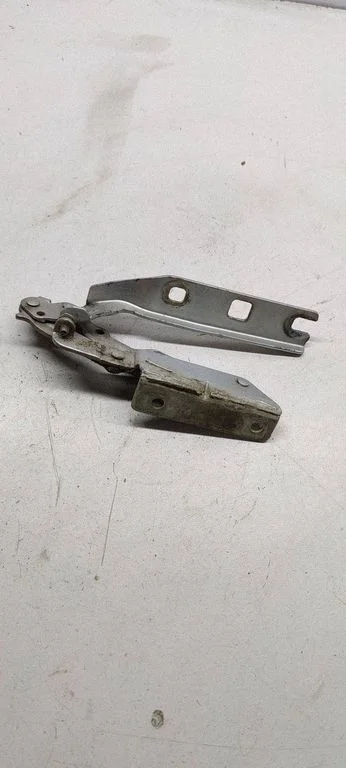Engine bonnet/hood hinges