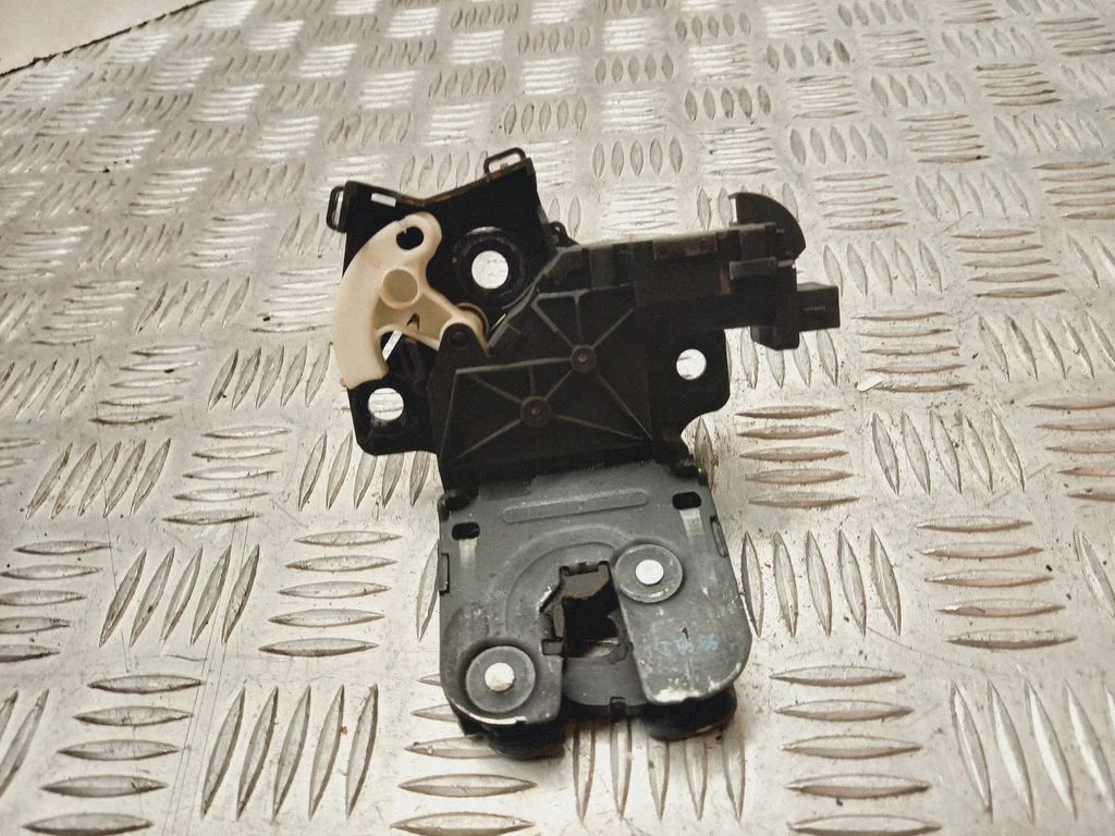 Tailgate/trunk/boot lock/catch/latch 8P4827505B