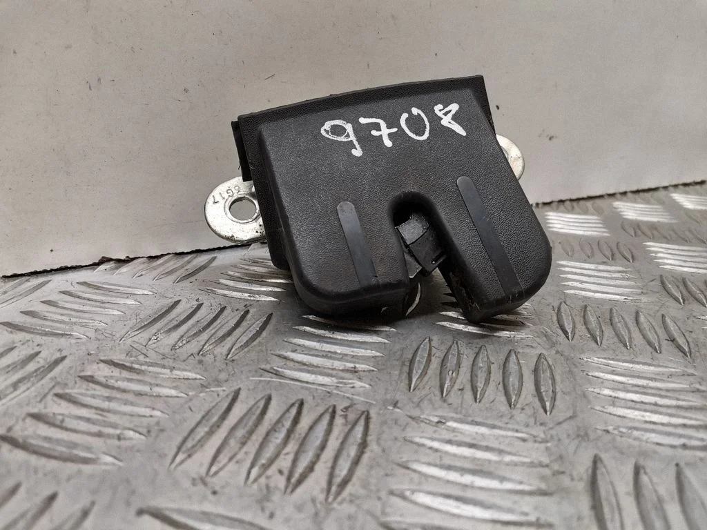 Aizmugurējā vāka slēdzene 5P5827505