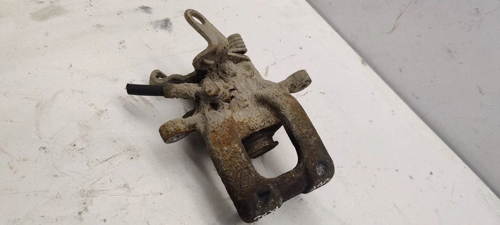 Rear brake caliper – rear right