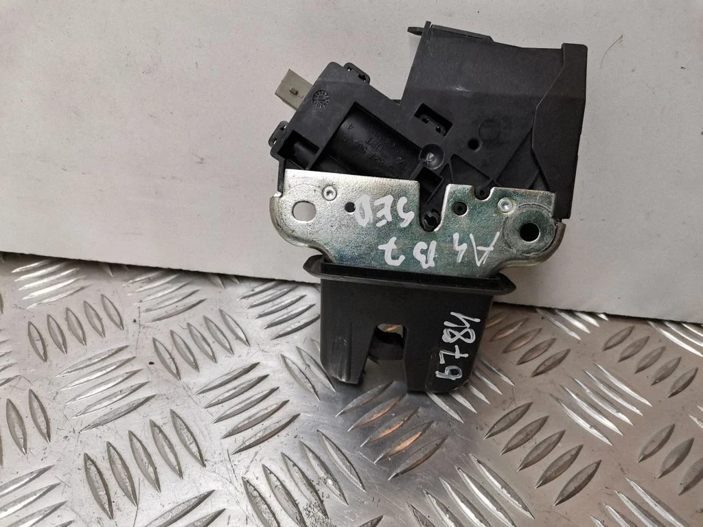 Zamek klapy bagażnika 4F5827505D