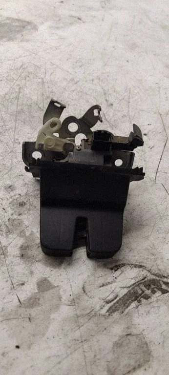 Tailgate/trunk/boot lock/catch/latch 8E0827525