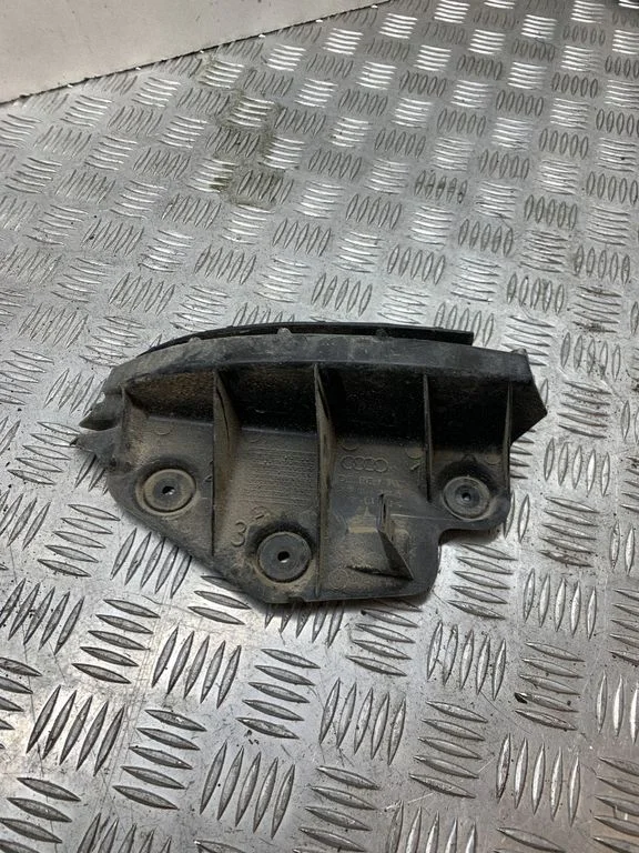 Rear bumper mounting bracket 8P3807393A