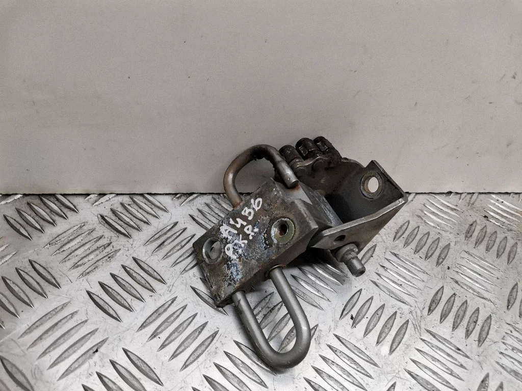 Front door lower hinge – Audi A4 S4 B6 8E 8H (2001-2005)
