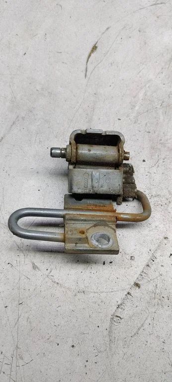 Front door upper hinge 8e0831411e