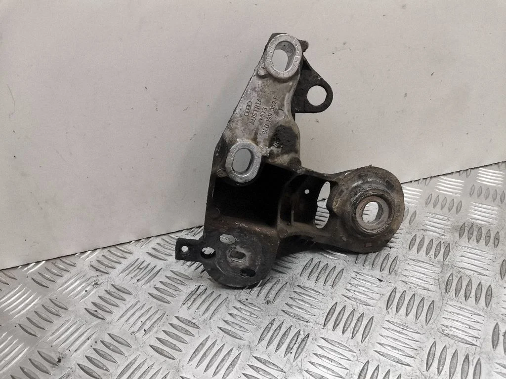 Engine mounting bracket 8E0199352F