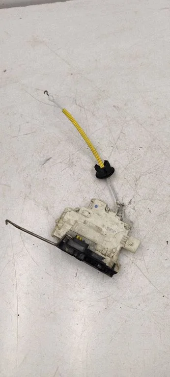 Front door lock 4F1837016