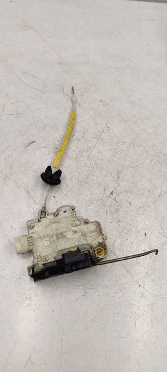 Front door lock 4F1837015