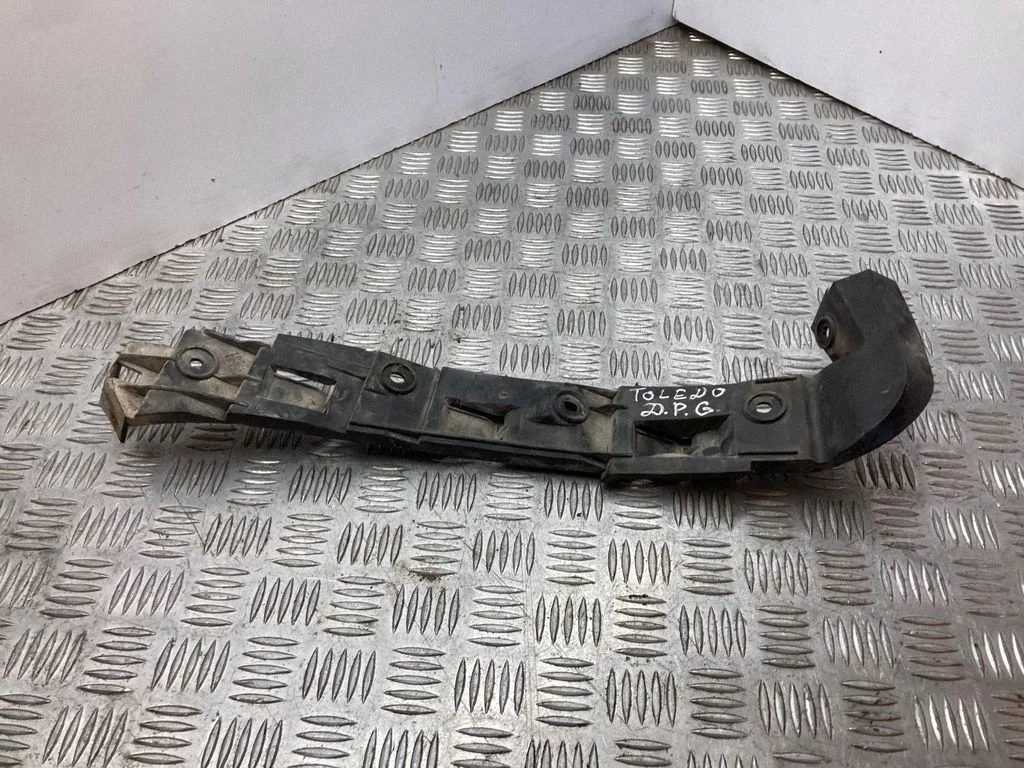 Rear bumper mounting bracket 5P5807394