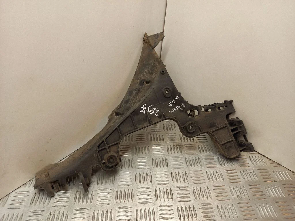 Rear bumper mounting bracket 8P3807378A