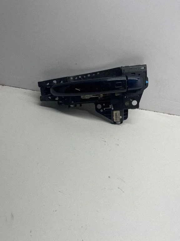 Esiukse välimine käepide 8T0837885