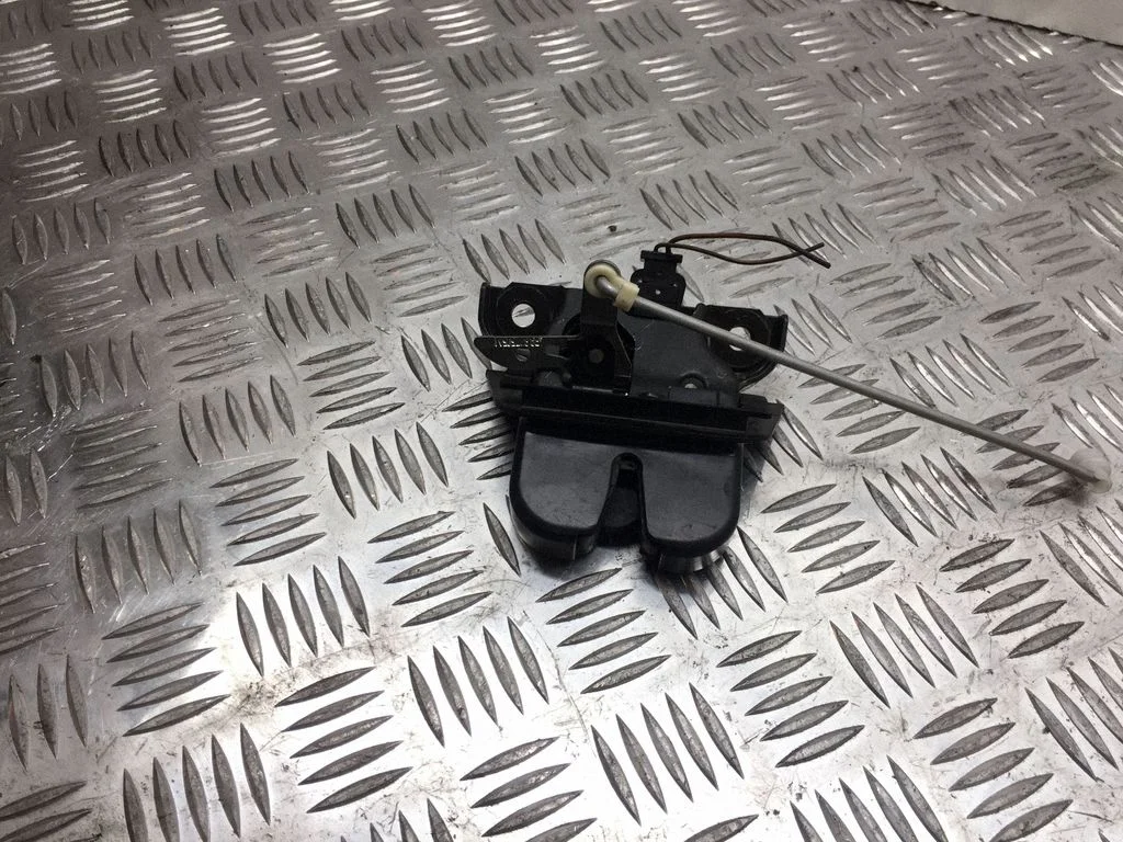 Tailgate/trunk/boot lock/catch/latch 8Z0827520