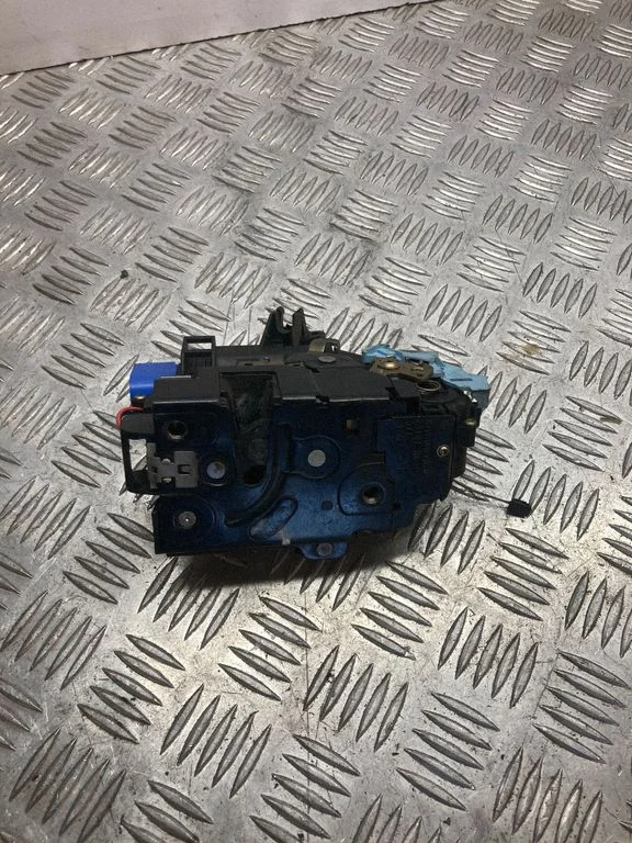 Front door lock 91048870S