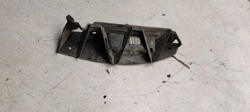 Rear bumper mounting bracket 1z9807393