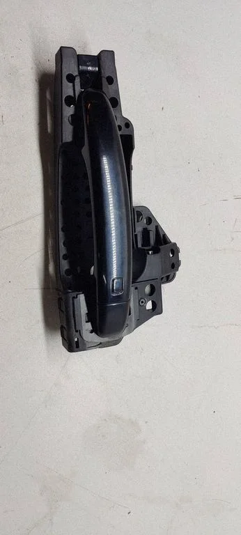 Front door exterior handle – front right