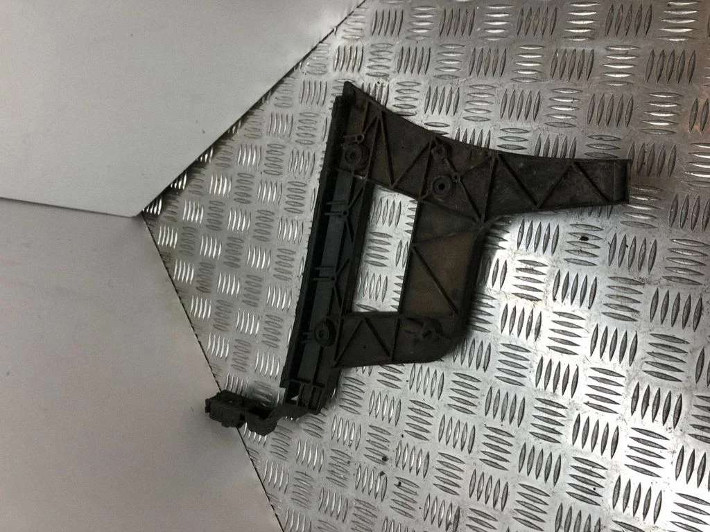 Rear bumper mounting bracket 8K9847453
