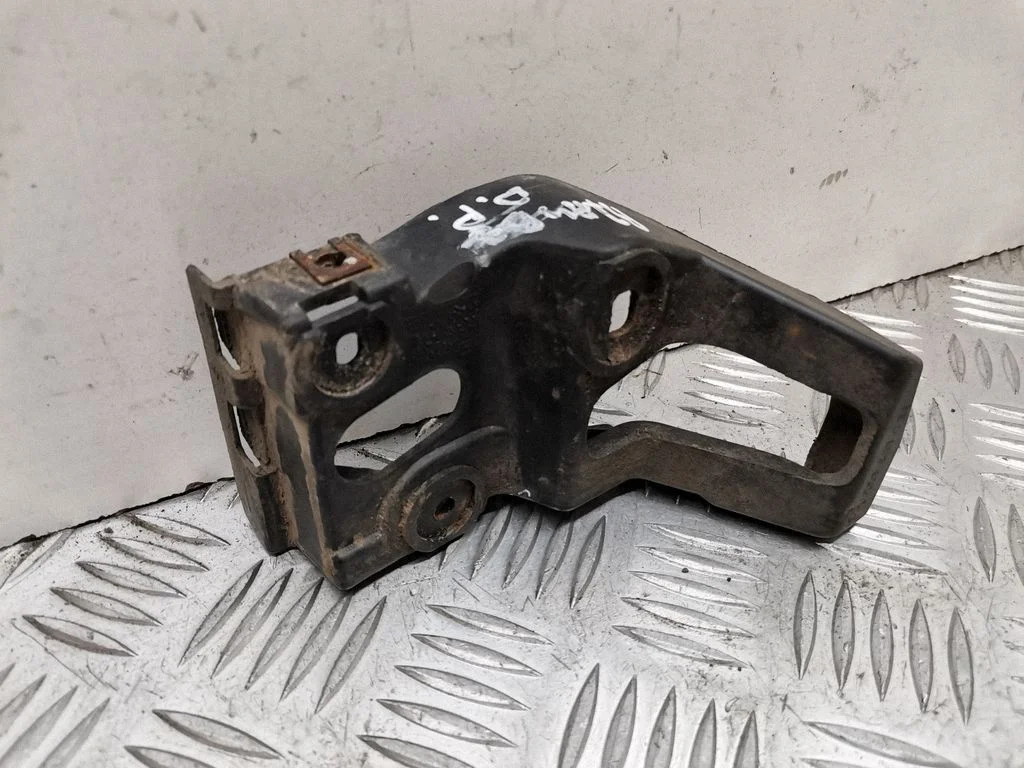 Fender mounting bracket 8E0853922D