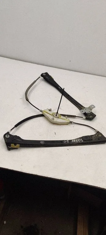Front window lifting mechanism without motor
