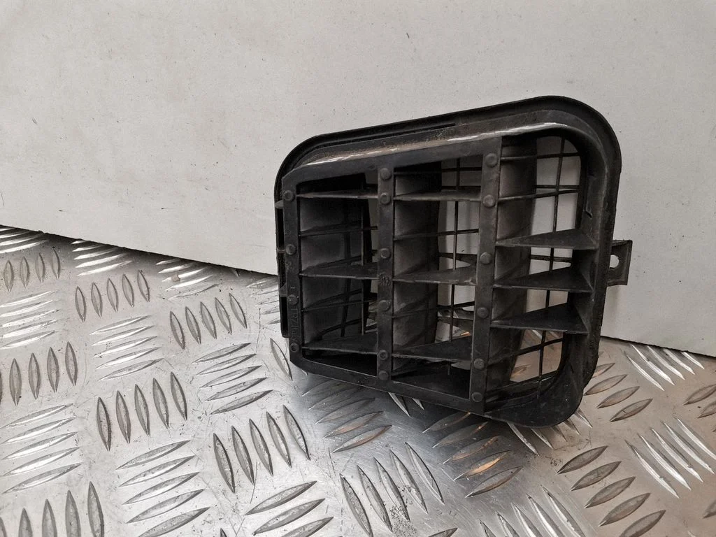 Quarter panel pressure vent 4B0819181B
