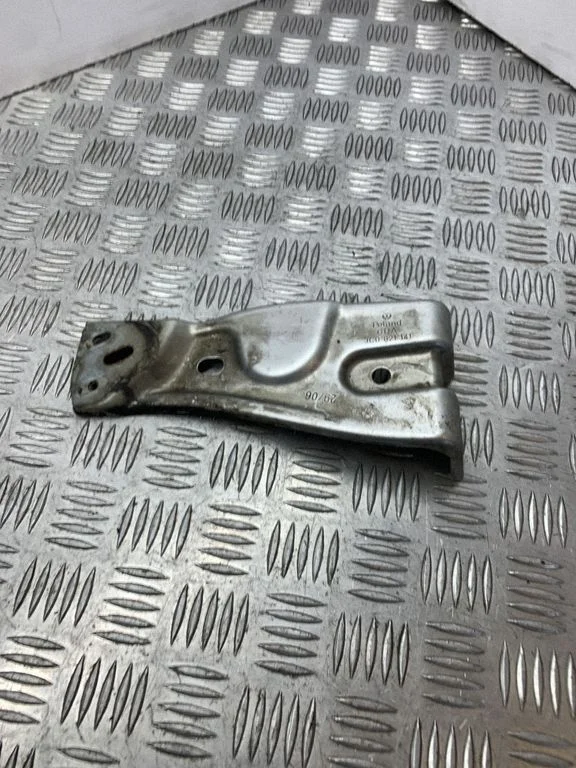 Fender mounting bracket – Volkswagen Passat B6 (2005-2010)