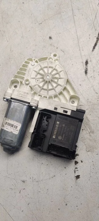 Front door window regulator motor 1k0959702P