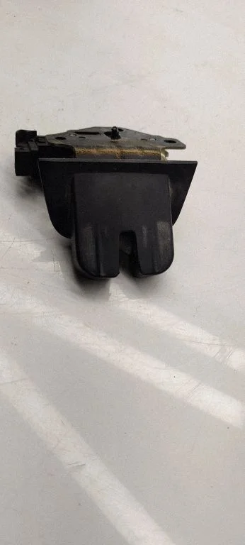 Tagaluugi lukk – Audi A4 S4 B7 8E 8H (2005-2008)