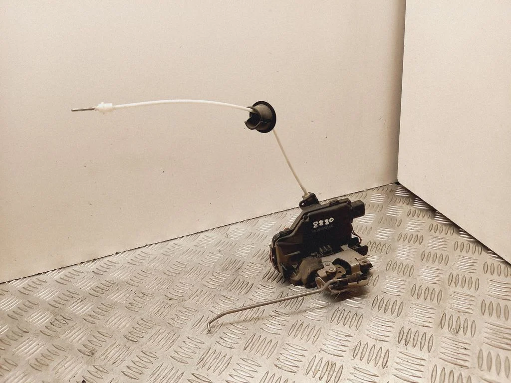 Front door lock 4B1837016E