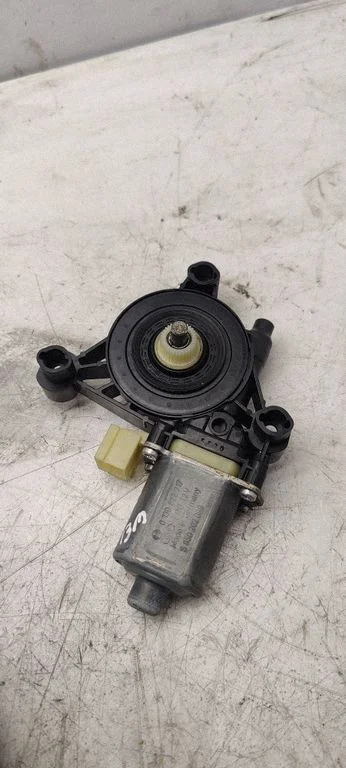 Priekšējā loga pacēlāja motoriņš 5Q0959801B