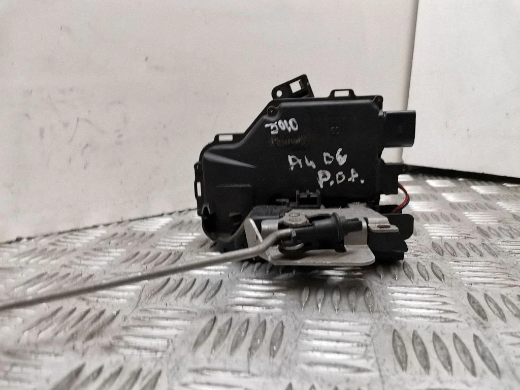 Front door lock – right