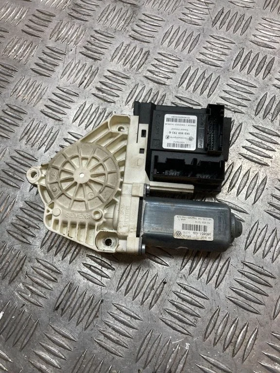 Priekšējā loga pacēlāja motoriņš – Volkswagen Passat B6 (2005-2010)