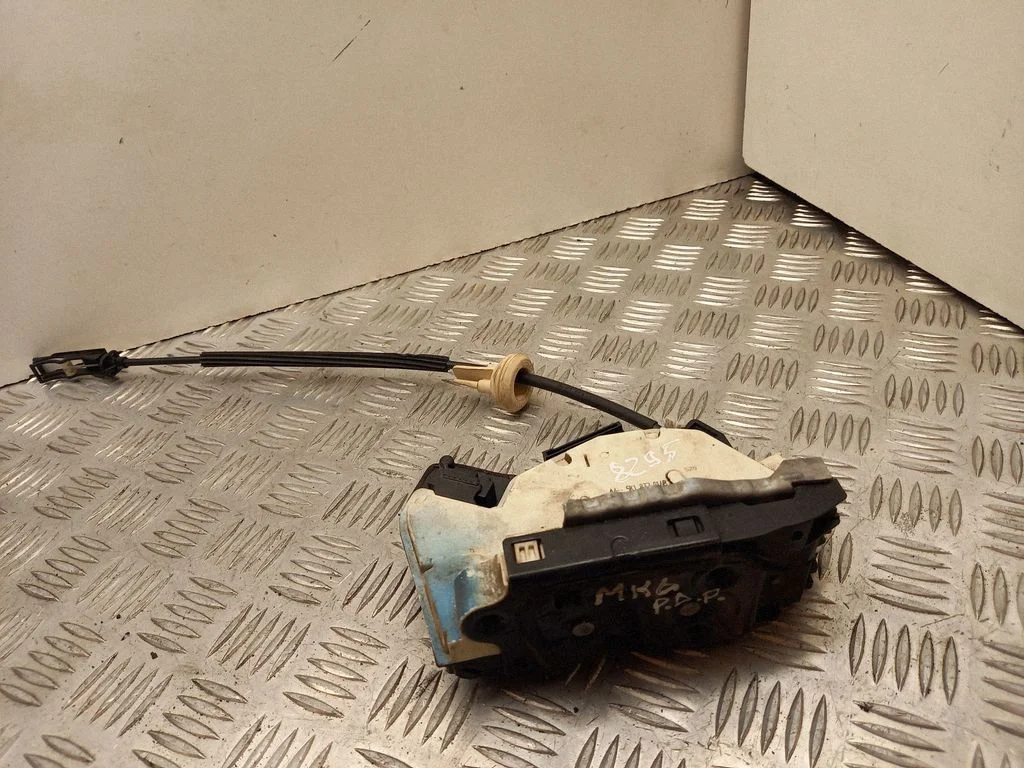 Front door lock 5K1837016B