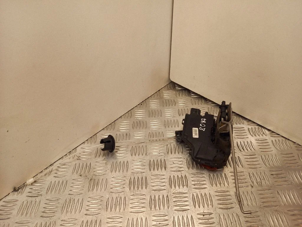 Front door lock 8E1837016C