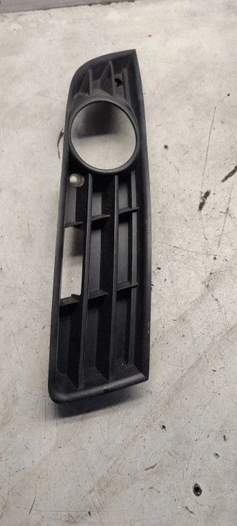Front fog light trim/grill – right