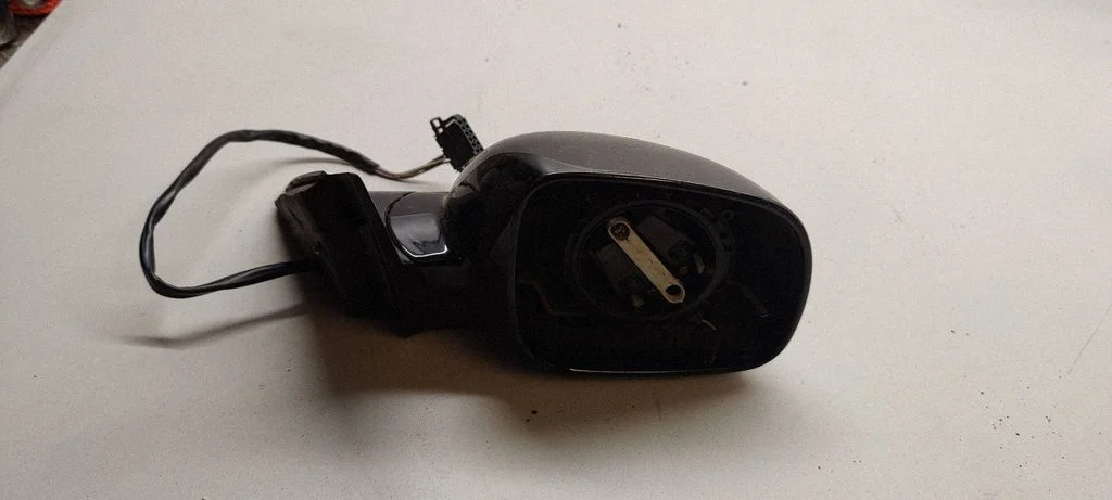 Esiukse elektriline välispeegel