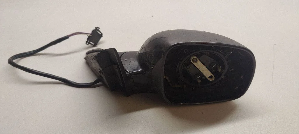 Esiukse elektriline välispeegel – parem